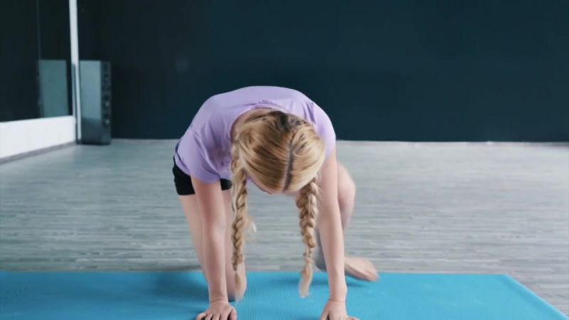 Растягиваемся на поперечный шпагат