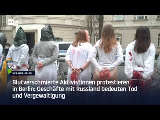 Blutverschmierte aktivistinnen protestieren in berlin geschäfte mit russland bedeuten tod und vergewaltigung