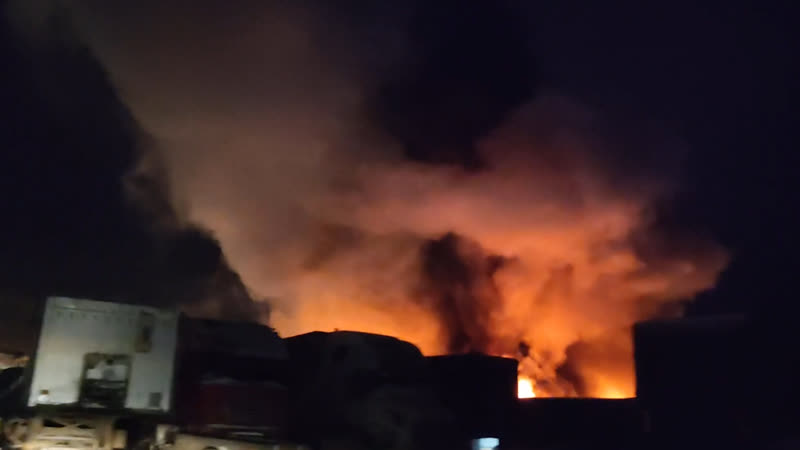 Полыхает ангар с макулатурой real video