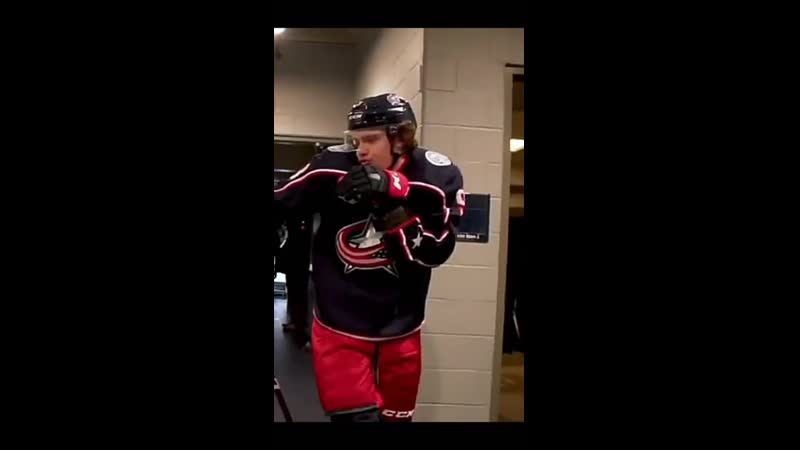 Ебанный артемий панарин отпиздил кучерова и теперь флексит под пожилого диджея