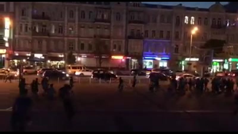 Киевские и одесские ультрас устроили массовую драку возле нск "олимпийский"