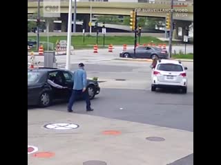 Determined woman prevents her car from being stolen in broad daylight