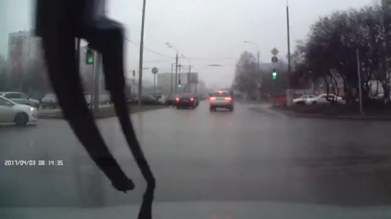 Когда видишь препятствие, правильно, не спешите жать тормоз, возможно достаточно будет погудеть и препятствие испарится моментал