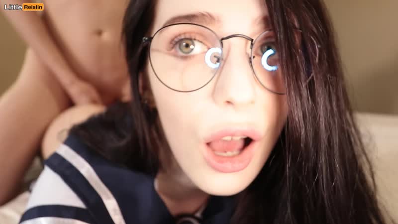 Мой друг неожиданно трахнул меня, пока я прокручивал твиттер! littlereislin