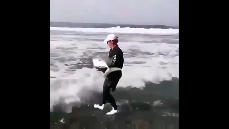 Человечище помог рыбе и отпустил в море!