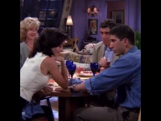 Friends ☕️ on instagram 1x02 (arrasta para o lado) a cara da judy e em tudo arranjava um jeito de deixar a monica pra bai