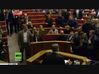 Ukraine im parlament brechen tumulte aus, als das kriegsrecht verabschiedet wird