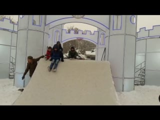 Молодые катаются на горке,секс играют в снегу катаются на санках cute porn playing in the snow 120 minute video