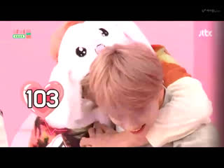 Jaemin doing aegyo to dreamies