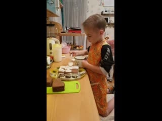 Аким чебоксаров готовит тортик "шоколадный с шоколадом" 😋🎂🍫