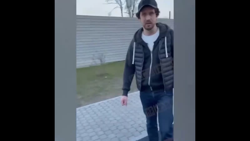 Питерские геи тиктокеры решили поснимать очередной высер в туфлях и в платье на молодые площадке, но были избиты местными