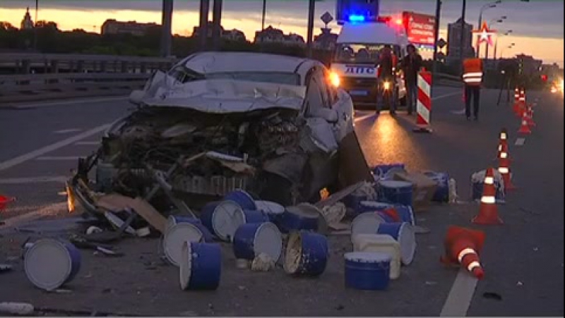 В москве легковушка протаранила газель коммунальщиков, двое пострадавших