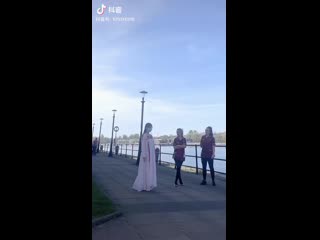 Девушка танцует в костюме хан в англии