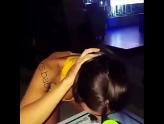 Официантка в баре показывает класс!!!
