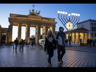 Live berlin weiht leuchter für chanukka vor brandenburger tor ein