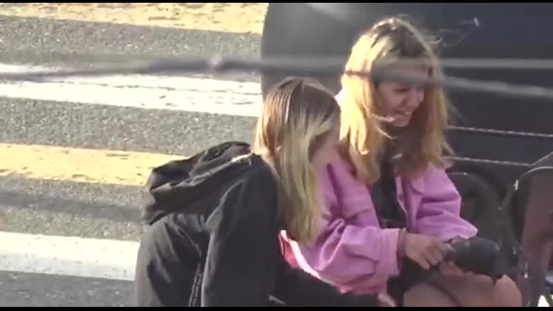 Школьницы поймали голубя