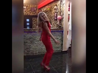 Соблазнительная мамочка в красном нижнем белье