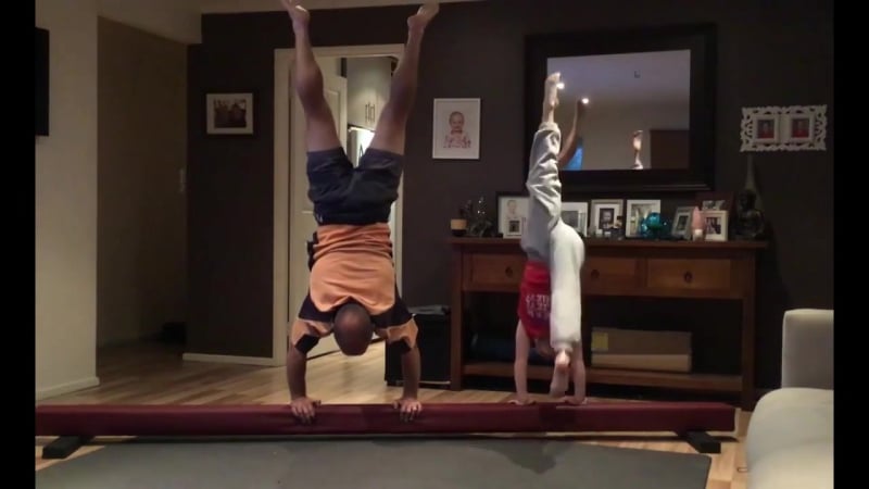 Отец копирует гимнастические упражнения дочери