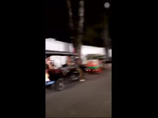 Tzuyu with her mom ride tuktuk in cambodia