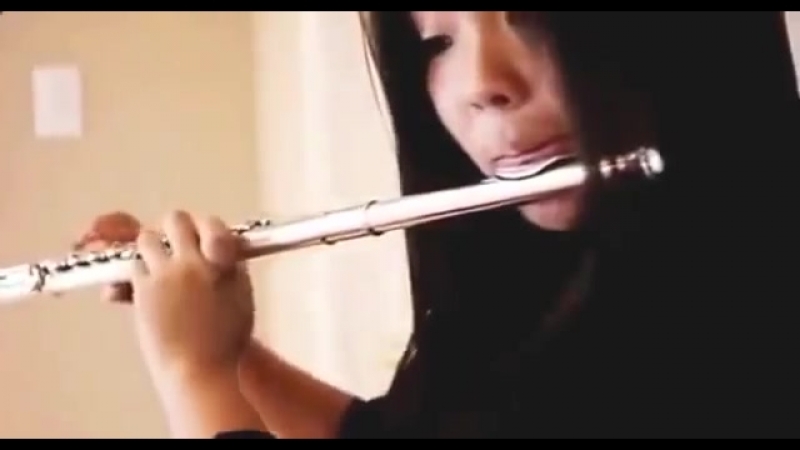 Девушка одновременно делает битбокс и играет на флейте!