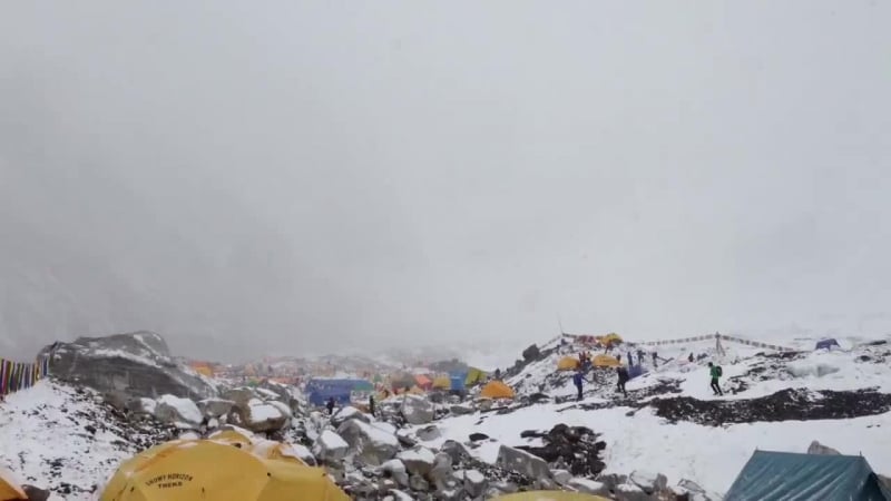 Лавина на эвересте снесла лагерь | hit by avalanche in everest basecamp 25 04 2015