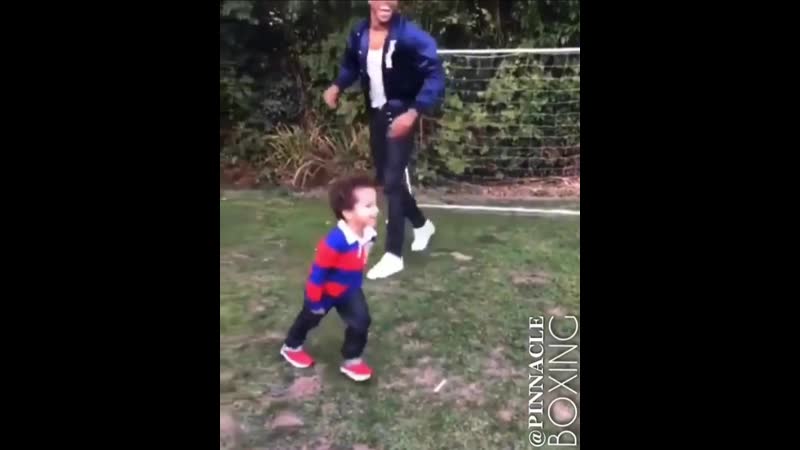 🎬энтони джошуа играет со своим сыном