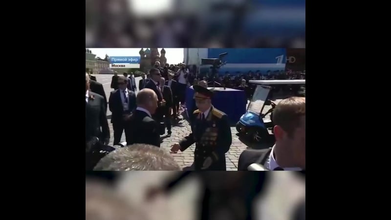 Охранник толкнул ветерана но президент извинился за фсошника и пригласил ветерана идти рядом