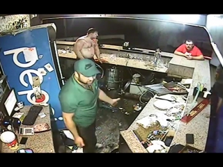 Атошник дает отпор в драке в ночном клубе
