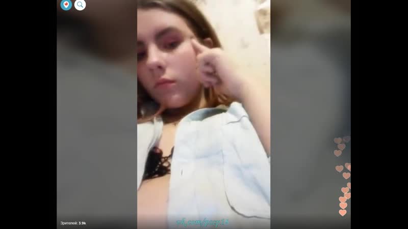 Молодая в расстегнутой рубашке засветила лиф periscope перископ