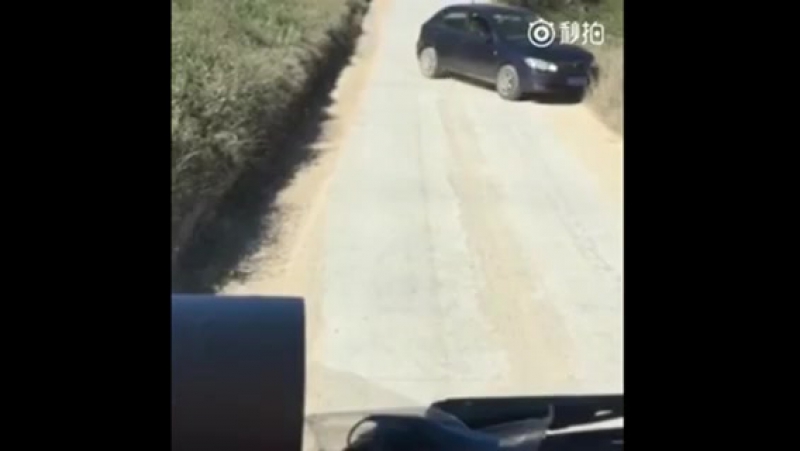 В попытках развернуться на узкой дороге