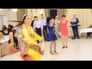 Rus qizining uzbekcha raqsi узбекский танец в исполнении русской девушки!