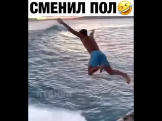 Чувак так сильно ударился, что превратился в русалочку🧜‍♀😂