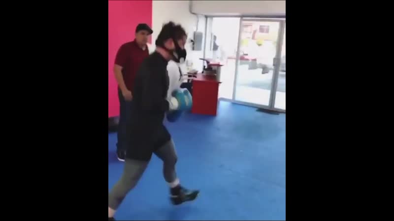 Сауль канело альварес в тренировочной маске проводит тренироу