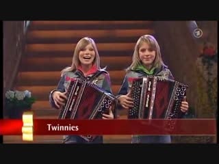 Die twinnies bayernmädels 2 girls playing steirische harmonika on rollerskates !