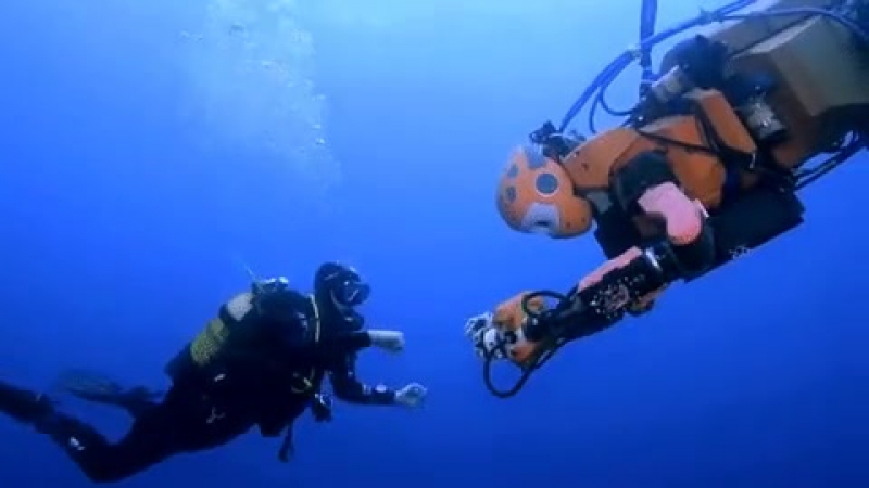 Робот водолаз изучает затонувшие корабли