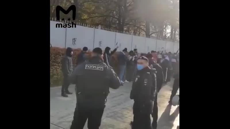 У посольства франции в москве кричат аллаху акбар