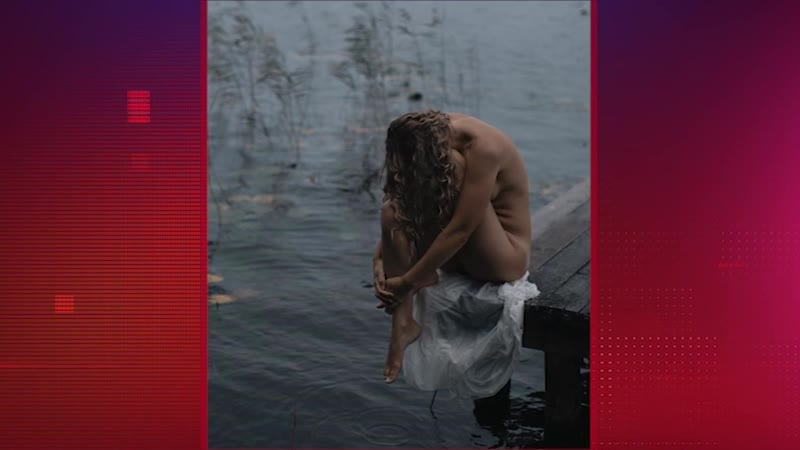 Голая марьяна спивак купается среди кувшинок