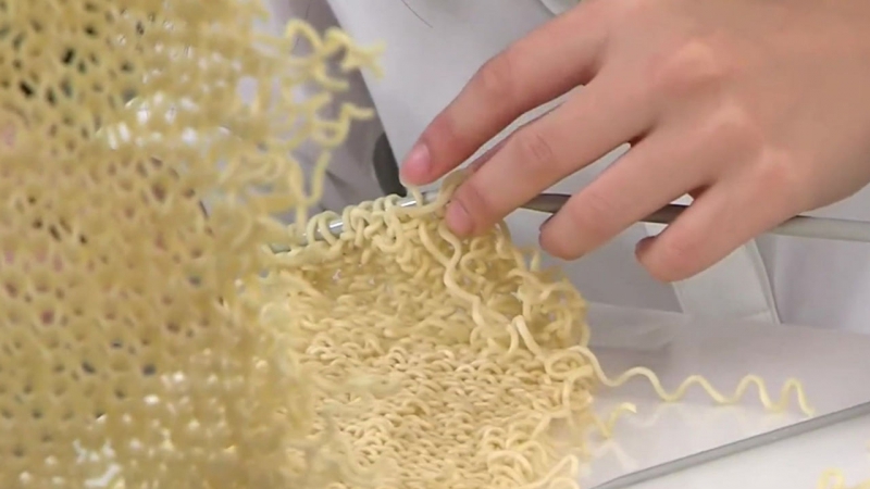 Художница из сингапура вяжет из лапши