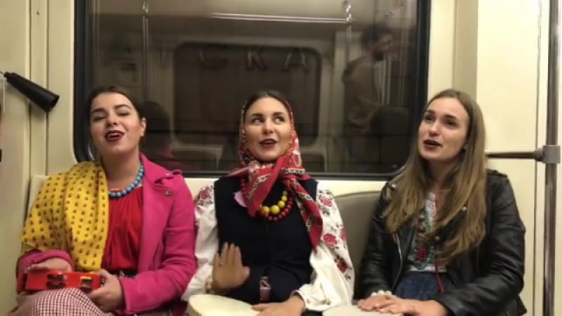 Русские народные в метро!