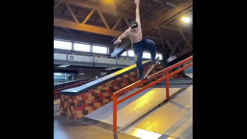 Aurelien giraud / 360 flip nose grind