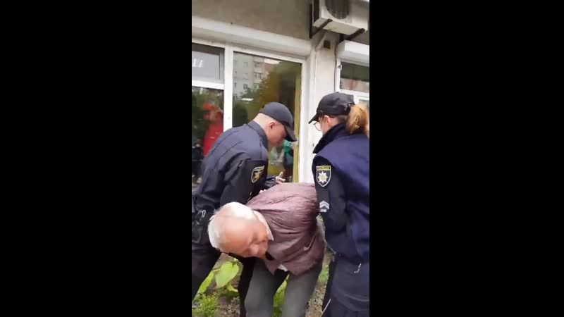 Западная украина, город черновцы дедушка продавал овощи в неположенном