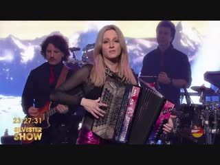 Melissa naschenweng «i steh auf bergbauernbuam» (die silvestershow mit jörg pilawa 2018)