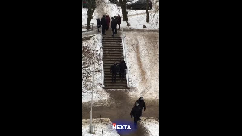 Учительница отчитывает полицаев