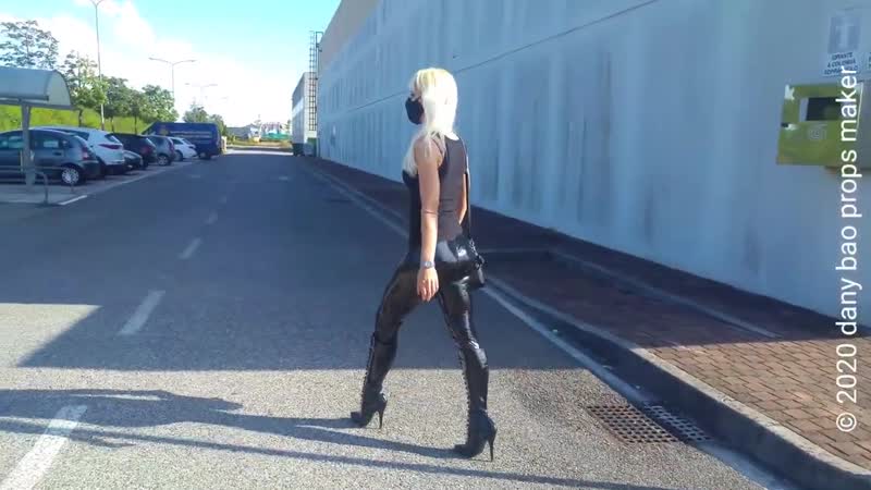 Dana labo | шоппинг в виниловых леггинсах