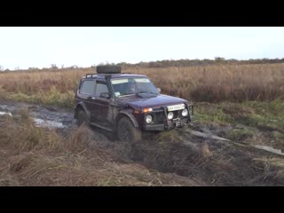 Нива в стоке за 10 биткойнов валит по болоту mad max в конце off road 4x4