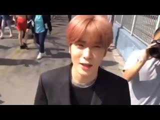 Jaehyun saying, thank you when a fan said she likes his pink hair she adds that jaehyuns mp4