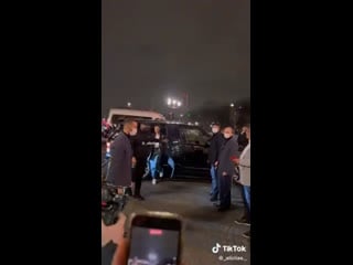 Hailey bieber arriving at the hôtel de crillon in paris (march 4, 2022)