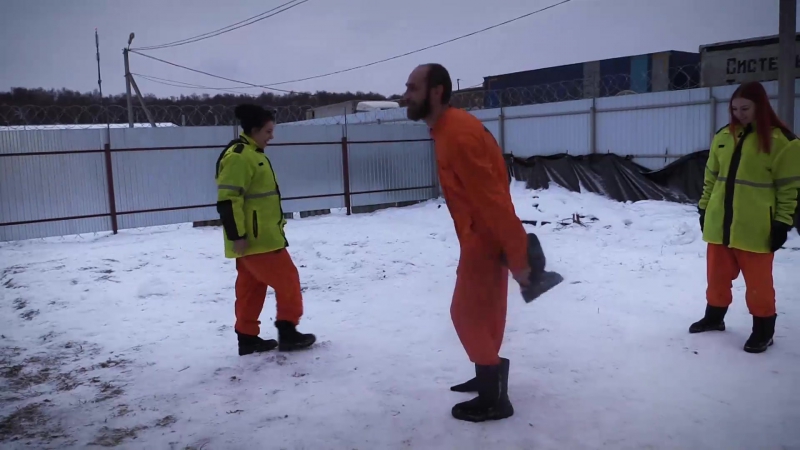 Зеки играют в вышибалы на раздевание