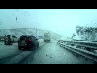 Житель мурманска за полторы минуты дважды попал под колеса на трассе