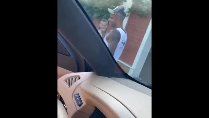 Ари отдал свои тапки босоногой бабуле